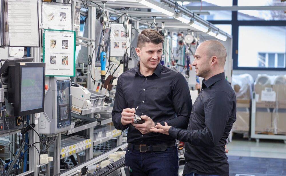 2.	Emanuel Bürki (r.): «Egal ob sie mit unserem Kundendienst telefonieren, mit unseren Fachberatern in Kontakt stehen oder einen Besuch unserer Servicetechniker haben – die Leidenschaft und Fachkompetenz für das Thema Dusch-WC werden sie bei jedem Einzelnen finden.»